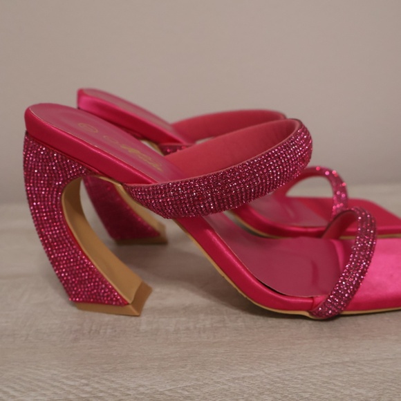 Pink Heels With Rhinestone Size 7 - Picture 2 of 3
